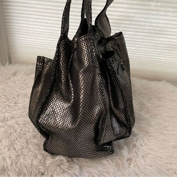 B. Makowsky Hobo Purse Womens‎ Metallic Chrome Coated Leather Shoulder Bag - Picture 3 of 11